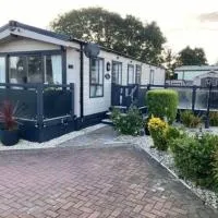 2 Bed, 2 Bath Lodge Style Caravan with Hot Tub & Private Garden at Patrington Haven Leisure Park، فندق في Patrington