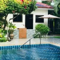 Summer House,shared pool, private bathroom and kitchen, Hotel in Ban Phlu Yai
