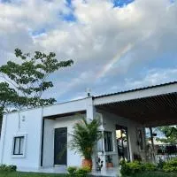 Cabaña Campestre con Piscina en la Hacienda Nápoles, hotel em Doradal