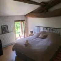 Chambres 2 personnes dans notre maison Girondine, hotel v destinácii Saint-Martin-de-Lerm
