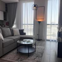 Dar Alsalam - Premium and Spacious 1BR With Balcony in Noor 2, hotel di Dubai Production City , Dubai