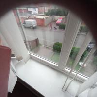 Private rooms, 2 showers in 3 storey hse, 25 minutes walk from Leicester city centre