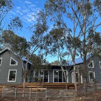 Summit House Armidale - 2 or 4 Bedrooms, hotel near Armidale Airport - ARM, Armidale