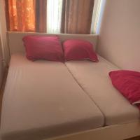 Room in 3 bedrooms flat, 9 min to MESSE, free parking, hotel en Eschersheim, Frankfurt