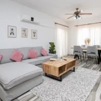 Beautiful Apartment in Harbour Paphos, Central & Close to Beach, hotel em Pafos