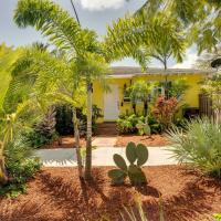 West Palm Beach Home with Fenced-In Yard and Deck!, hotel in Downtown West Palm Beach , West Palm Beach