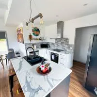 Luxury Holiday Unit 8min walk to Town Center with Boat Parking, hotel i Mallacoota