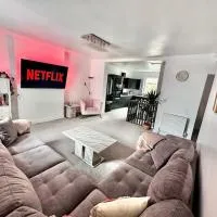 Spacious Modern Duplex Apartment, hotel i Rochdale
