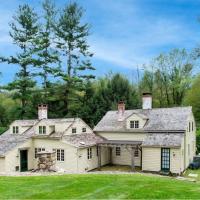 Historic Estate - 5 min to Mohawk Mt Ski Resort, hotel i Cornwall