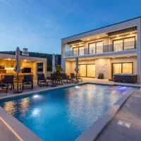 Viesnīca Luxury Villa Diana with heated pool and jacuzzi pilsētā Dograde