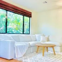 2 BR 2 BA - Eco House and Garden Vacation Retreat and Remote Workspace for Families, Couples and Solo Travelers in Coveted Culver, hotel i Culver City