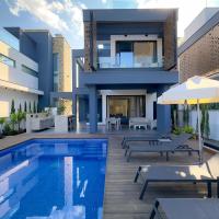 Luxury Beachfront Villa - Rooftop Jacuzzi, Sunrise &ndash; hotel w mieście Paralimni