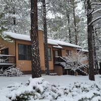 Cheerful Kathys Cabin, King Bed, Hot Tub, Close to NAU, Airport & Hiking Trails!, Hotel in der Nähe vom Flughafen Flagstaff Pulliam - FLG, Flagstaff