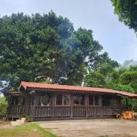 Cozy cabin with fireplace、サンホセのホテル