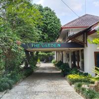 The Garden Family Guest House powered by Cocotel, hotel em Ciawi, Bogor