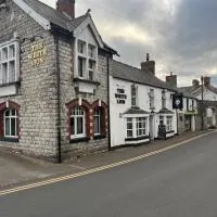 The White Lion Hotel, хотел в Бридженд