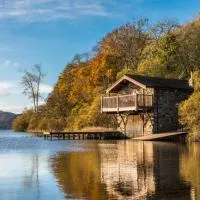 Duke of Portland Boathouse on the shore of Lake Ullswater ideal for a romantic break, hótel í Pooley Bridge