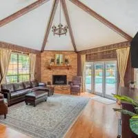 Golden Isles Lrge Home- Huge Pool, Hot Tub, Game Rm, hôtel à Brunswick