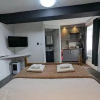 Yate में, होटल The White Lion Hotel with Free Parking, 1 Minute Walk to Yate Shopping Centre & Onsite Italian Restaurant