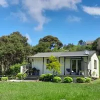 Kuaotunu's Peebles Cottage: Kuaotunu şehrinde bir otel