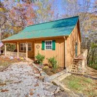 Burnside Resort Cabin w/ Hot Tub & Outdoor Spots!、Burnsideのホテル