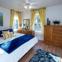 Vintage downtown flat near Holy Hill, Golf &Ski, hotel em Hartford