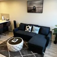 The Waterfront cozy 1 bd suite in Rockland Park, Tuscany NW, hotel v destinácii Calgary