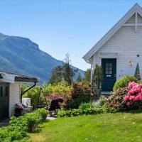 Nydelig lite hus med egen vedfyrt baksteovn., Sogndal-flugvöllur, Haukåsen - SOG, Kaupanger, hótel í nágrenninu