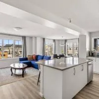 4 Bedroom Town Home with Garage Parking, Fast WiFi, Smart TV with Netflix, Fully Equipped Kitchen, Sleeps 10, Ideal for Families, hotel v destinaci Airdrie