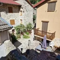 Maison complète Ganzes Haus House 6 Peronnes La Finière Seealpen Isola Village bei Nizza Alpes -Maritimes près de Nice 70 km, hotel v destinaci Isola