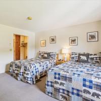 Cedarbrook Two Double bed Hotel Room with outdoor heated pool 216, hôtel à Killington