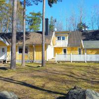 Stunning Home In Kpingsvik With 5 Bedrooms, Sauna And Outdoor Swimming Pool, hotell i Köpingsvik