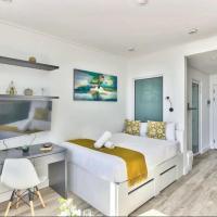 Modern Luxe Getaway for 2 with Stunning Cape Town Views, Fast WiFi, Queen Bed, Voice Control, Chic & Stylish Comfort, hotelli Cape Townissa alueella Woodstock