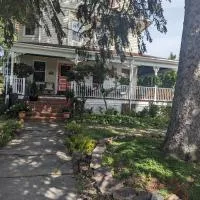 Sunny & Spacious Montclair NJ Apartment, hotel v destinácii Montclair