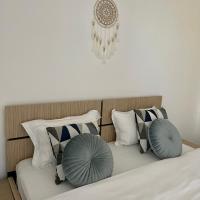 Travel Bucharest Airport Residences-SELF CHECK-IN, hotel near Henri Coandă International Airport - OTP, Sărindăreanca