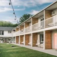 The June Motel, Prince Edward County, готель у місті Піктон
