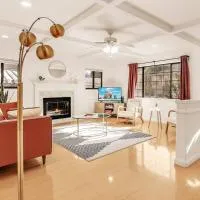 Viesnīca King Suite, 5 Queen beds Spacious Modern Home pilsētā Kastrovalija