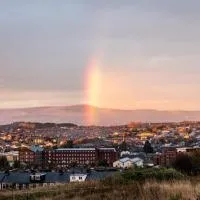 Modern 2-Bedroom Loft Apartment - Pendle Hill & Ribble Valley Views - Free Parking, ξενοδοχείο σε Church