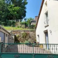 Chez Pauline, Gavray. House with secure parking, Wi-Fi & garage., hotel en Gavray