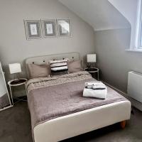 Lakeside LUX bedroom with parking, M4 Jct 11, next to train station