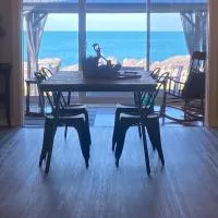 Casa Azul- Entire Lakefront Cottage with Hot Tub, готель у місті Лімінґтон