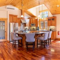 Coyote Run Retreat by Tahoe Getaways - 3BR Pet Friendly with HOA Amenities, Minutes to Downtown Truckee & Northstar Resort!, hotel poblíž Truckee Tahoe Airport - TKF, Truckee