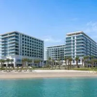 شقق فندقية خاصة في منتجع العنوان الشاطئي - مراسي البحرين, hotel en Rayyā