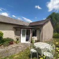 Gîte Au Calme d'un Tilleul، فندق في Ligueil