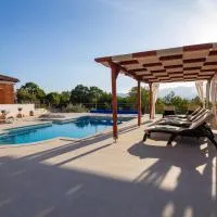 Villa in Omiš inland/4 stars+heated pool, hotelli kohteessa Nova Sela