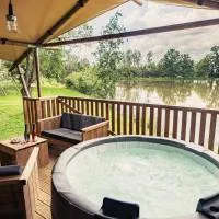 Tente lodge insolite Jacuzzi privatif en pleine nature, Hotel in Thiel-sur-Acolin