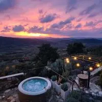 Amazing STUDIO CASA FERMEGLIA with private jacuzzie and perfect panoramic view, ξενοδοχείο σε Roč