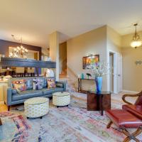 Deluxe Townhome with Deck, 2 Mi to Downtown Modesto!, hotell i nærheten av Modesto City-County lufthavn (Harry Sham Field) - MOD i Modesto