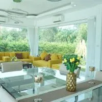 CoaSea Pool Villa - 3 Bedrooms 3.5 Bathrooms, готель у місті Чумпхон
