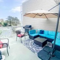 Luxury Townhouse w/ Golf Cart & Private Elevator, hotel i Carolina Beach